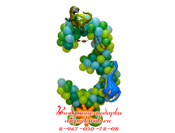 Цифра 3 из шаров для маленьких любителей динозавров. Выполнена в зеленых оттенках