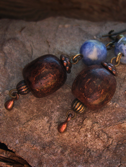 Бохо-серьги с содалитами и деревом "Небо над каштанами"