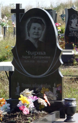 Фото вертикального бюджетного памятника на могилу с гравировкой портрета и креста в СПб