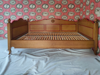 Кровать, в виде софы на резных ножках.