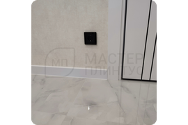 Безупречная отделка: установка белого плинтуса в стандарте RAL 9003 создает безупречное качество отделки, сохраняя первоначальный вид на долгие годы.