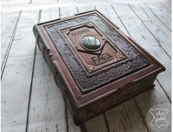 Кожаный ежедневник в стиле старинной книги с тиснением и гравировкой логотипа