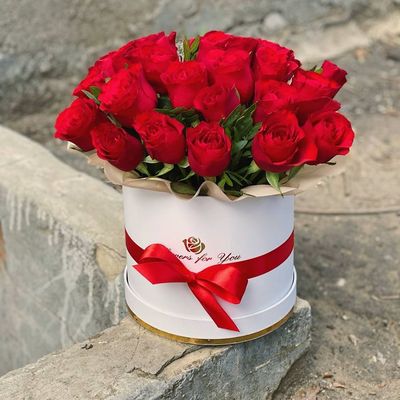 Шляпная коробка из 21 красной розы