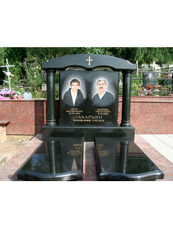Картинка горизонтального памятника на могилу с колоннами и аркой в СПб