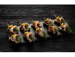 Канапе с домашним салом 10шт 350гр 1700₽  Ломтики ароматного фермерского сала на бородинском хлебе с укропом и маринованным огурчиком.