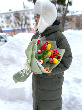 Букет из ярких тюльпанов