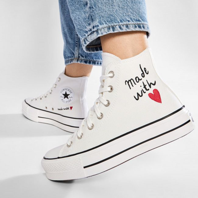 Как выглядят на модели белые кеды Converse All Star Lift  "Made With Love" 571119C