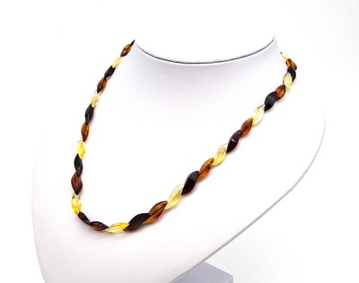 Бусы камнерезные "Змейка" трехцветная из янтаря
