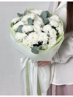 Букет из 7 кустовых хризантем Алтай с эвкалиптом