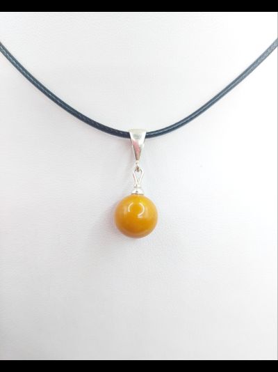 Кулон из состаренного янтаря "Шар"