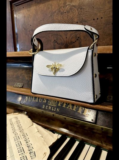 Женская белая сумочка с застежкой пчелкой из натуральной кожи Vera Pelle Di Marie 022928