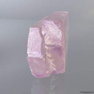 Кунцит (разн. сподумен). Афганистан. 69*30*15мм