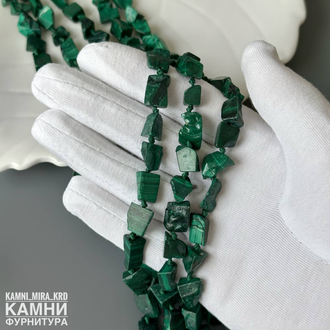Малахит средние угловатые кусочки фри-форм 6-10*8-13 мм, цена за нить 20 см