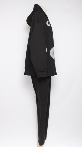 КОСТЮМ ЖАКЕТ НА МОЛНИИ И БРЮКИ "КРУГИ" чёрный р.52-58