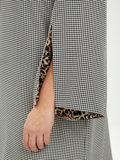 Платье-футляр с оригинальными рукавами