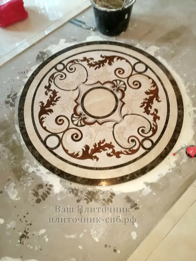 Укладка центрального элемента ковра