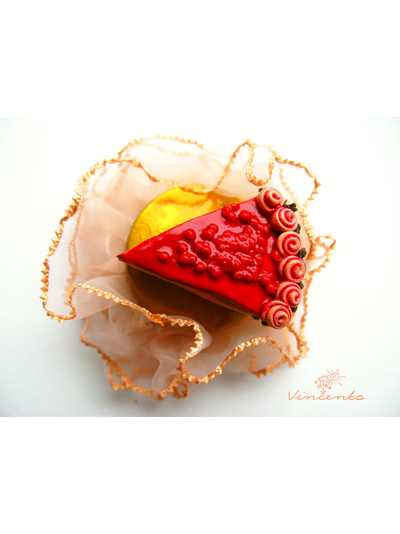 Ягодный тортик. Брошь в виде шоколадного тортика с ягодной начинкой из полимерной глины