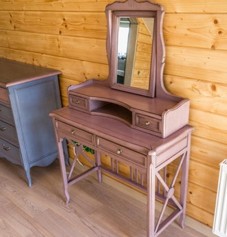 Туалетный стол с надстройкой и регулируемым зеркалом.