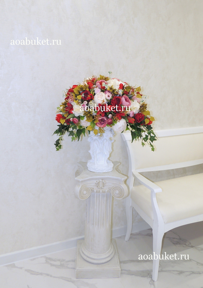 Композиция из искусственных цветов на статуэтке двух ангелочков "Бордо" № СА030
