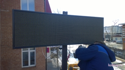 монтаж бегущей строки на столб