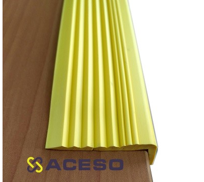 Самоклеящийся угол противоскользящий на ступени в  бухте 12,5 м цена за метр