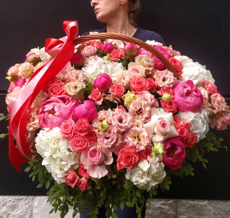 Огромная корзина цветов: гортензия, пионы, лизиантус, кустовые розы, розовые розы. Большие корзины
