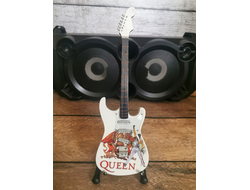 Модель № G4: гитара сувенирная на подставке "Queen"