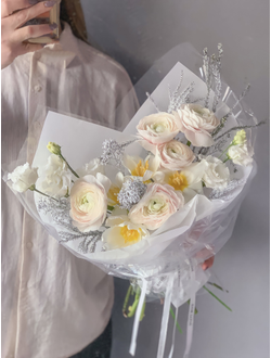 Ранункулюсы и тюльпаны с серебряной зеленью