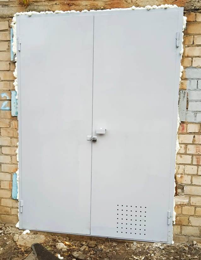 ДВЕРЬ МЕТАЛЛИЧЕСКАЯ С ТЕХ.ОТВЕРСТИЯМИ