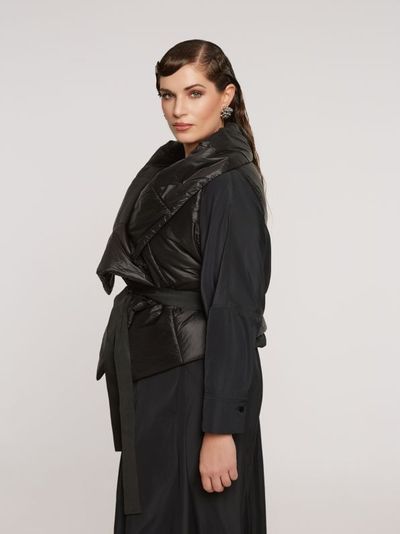 Эффектный жилет на синтепоне с поясом