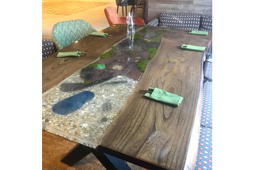 Стол-река банкетный с тематической заливкой "Африка". Работа spilcenter.com для сети семейных кафе "Андерсон", г. Москва