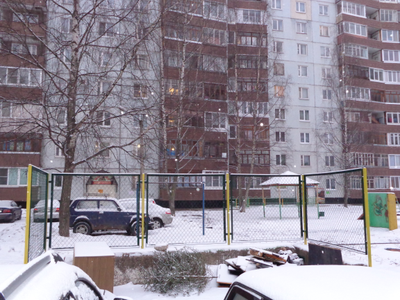 Мусорная площадка с ограждением из сетки-рабицы