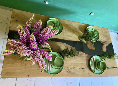 стол река с эпоксидной черной смолой из слэба карагача