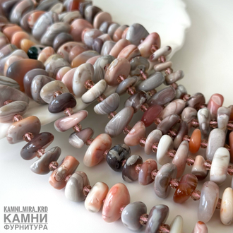 Агат Ботсвана розовый крупные чипсы фри-форм 13-20х7-9 мм через стеклянный рондель, цена за нить 19 см