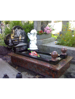 Итальянский детский памятник с ангелом