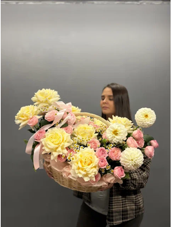 Корзина с розами и георгинами