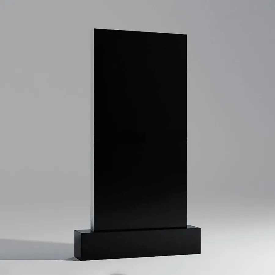 Памятник (габбро-диабаз).
Размеры стелы - 100*50/120*60 см.
Толщина - 5/7/8 см.
Стоимость - от 40000 руб. (за комплект с тумбой и цветником)