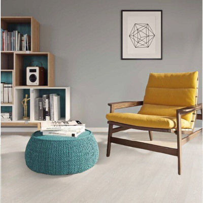 Декор ламината Wineo Дуб Спокойный Белый LA169XXLV4 в интерьере комнаты