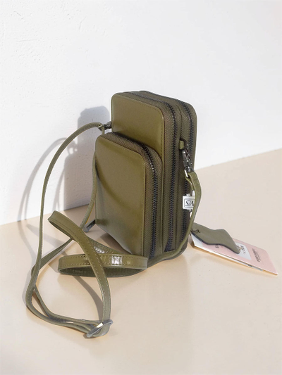 (АРТИКУЛ: 10140/4) СУМКА ЖЕНСКАЯ МАЛЕНЬКАЯ, НАТУРАЛЬНАЯ КОЖА С ГЛЯНЦЕМ,  СВЕТЛО-ЗЕЛЕНАЯ "ОЛИВКОВАЯ", ТРИ ОТДЕЛЕНИЯ, С РЕМЕШКОМ ЧЕРЕЗ ПЛЕЧО