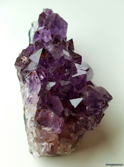 Аметист,  друза с включениями гематита