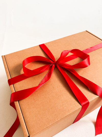 Большая подарочная коробка GILEV 44x32x15см с красной лентой и наполнителем крафт