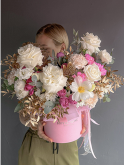 Букет в коробке из роз, диантуса, золотой зелени