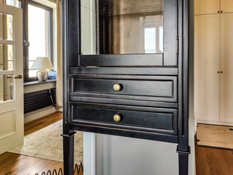 Витрина узкая на двух ножках.