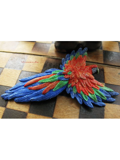 Ара, настоящий попугай. Брошь с попугаем. Миниатюра из полимерной глины