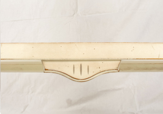 Этажерка с открытыми полками в три яруса.