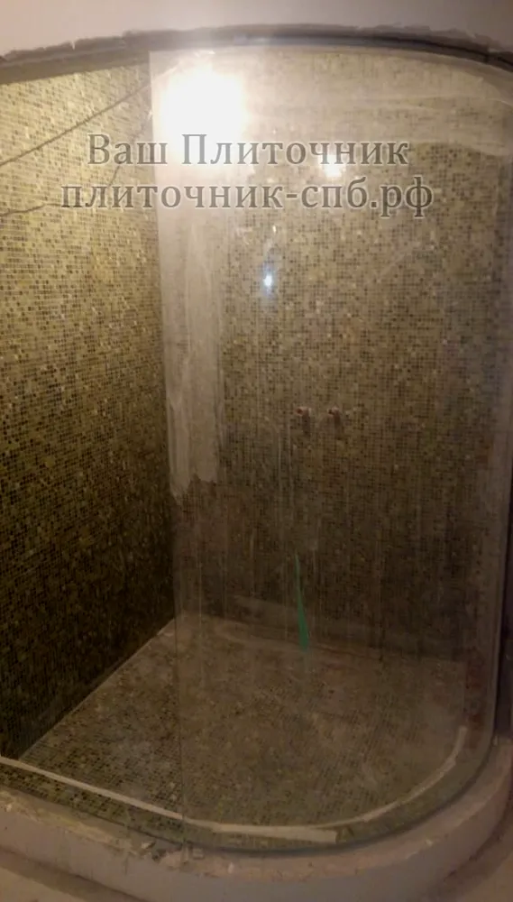 укладка мозаики из натурального камня в душевой