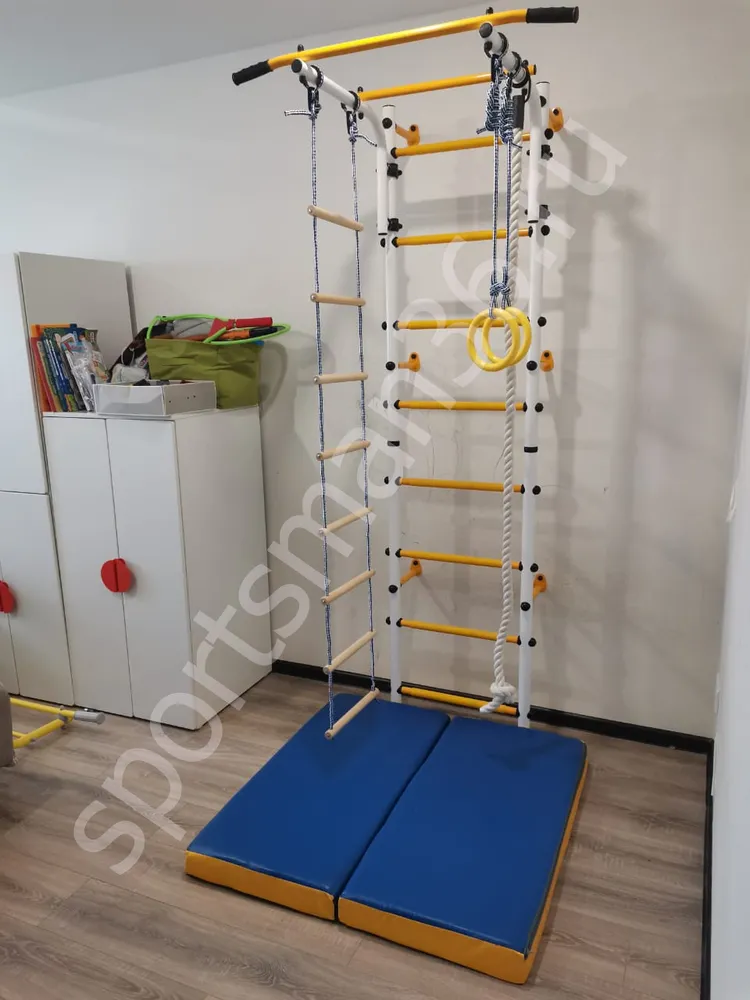 ДСК с креплением к стене с регулируемым по высоте турником, цвет белый-желтый, мат гимнастический сине-жёлто-зелёный 1,0х1,0х0,1 м складной