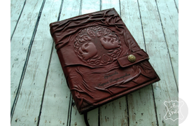 кожаный ежедневник из жатой кожи с тиснением дерева жизни и именной надписью