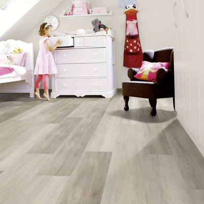 Виниловый пол Wineo 400 Wood Eternity Oak Grey MLD00121 в интерьере детской комнаты