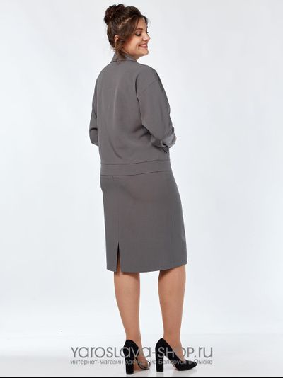 Стильный костюм в деловом стиле, состоит из жакета и юбки